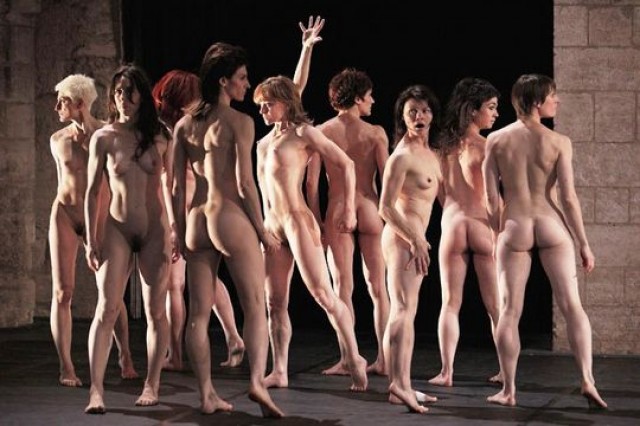 1738906_7_c5d2_un-moment-du-spectacle-tragedie-d-olivier_aeff49c49b8815702b2dff0279de766a