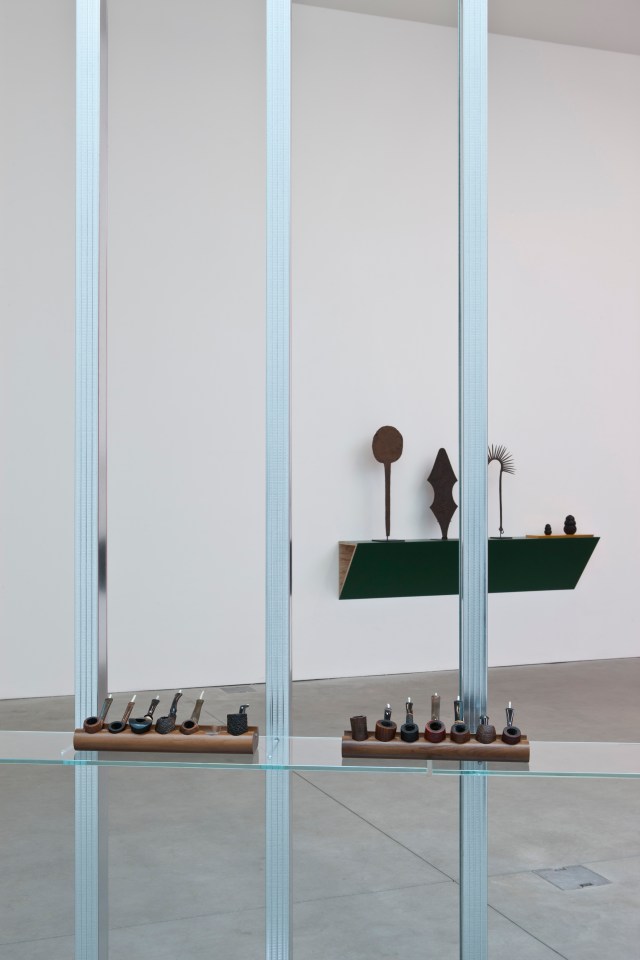 04-Haim-Steinbach-Collections-Courtesy-Haim-Steinbach-e-Galleria-Lia-Rumma-Milano-Napoli-ph-Agostino-Osio[1]