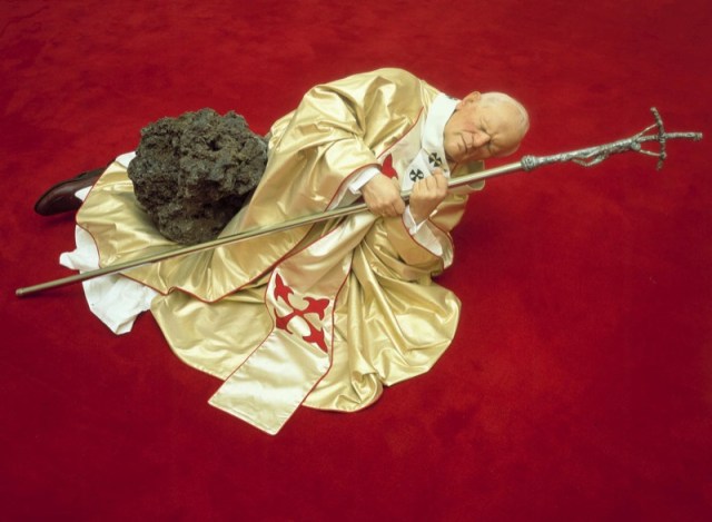 maurizio-cattelan_pape_-15420_1[1]