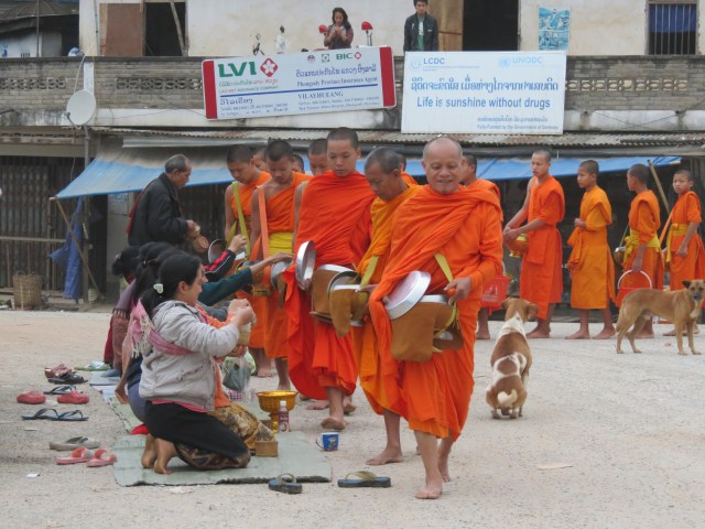 offrande aux moines a Muang Khua