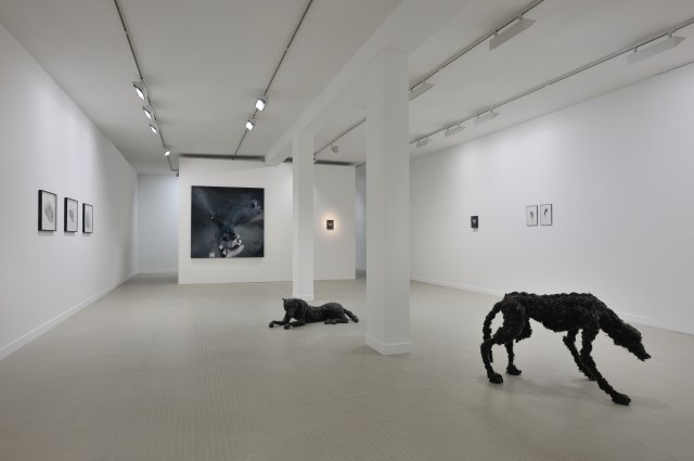 Vue 2 de l'exposition Parenth+¿ses et suspensions_Lionel Sabatt+®_Galerie municipale_copyright Rebecca Fanuele