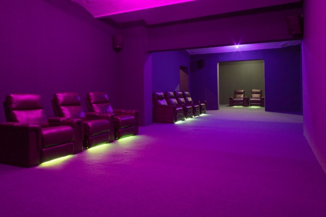 3Lizzie-Fitch-Ryan-Trecartin-SITE-VISIT-2014-installation-view.-Photo-by-Thomas-Eugster.-Courtesy-the-artists-Andrea-Rosen-Gallery-New-York-Regen-Projects-Los-Angeles-and-Spru--th-Magers-Berlin-London.