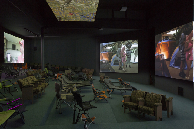 640Lizzie-Fitch-Ryan-Trecartin-SITE-VISIT-2014-installation-view.-Photo-by-Thomas-Eugster.-Courtesy-the-artists-Andrea-Rosen-Gallery-New-York-Regen-Projects-Los-Angeles-and-Spru--th-Magers-Berlin-London.