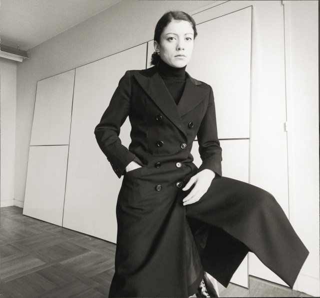 web-030_tania-mouraud-en-1968-posant-devant-infini-au-carre.jpg.crop_display