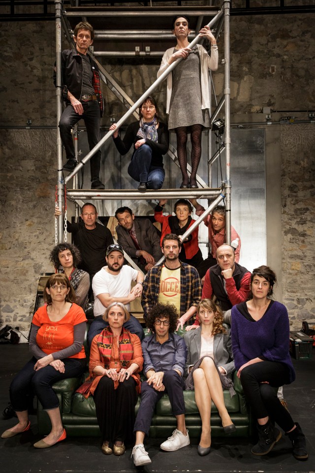 À BIEN Y RÉFLÉCHIR, ET PUISQUE VOUS SOULEVEZ LA QUESTION, IL FAUDRA QUAND MEME TROUVER UN TITRE UN PEU PLUS PERCUTANT - 26000 couverts -