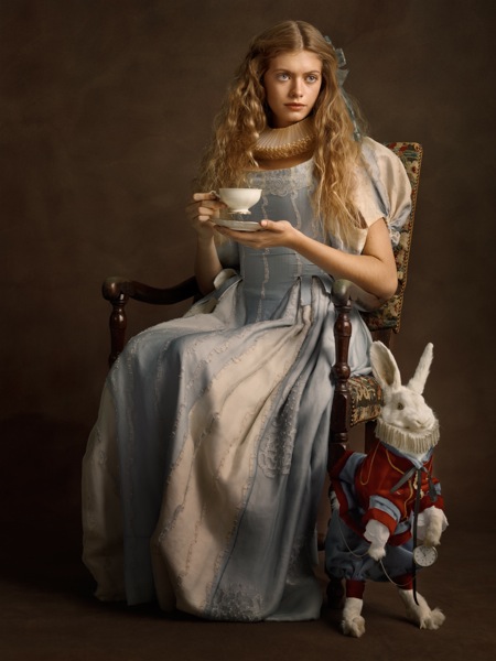 Jeune femme au lapin qui boit du the