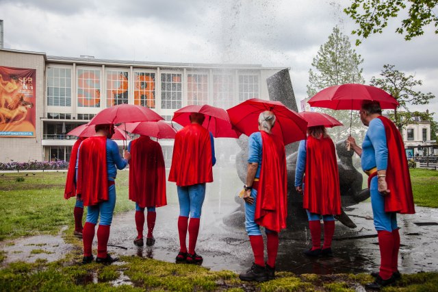 Massimo-Furlan-Blue-Tired-Heroes-c-Francoise-Bolechowski