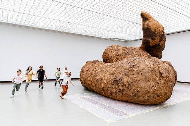 gelatin-installs-giant-poop-sculptures-at-museum-bojimans-8