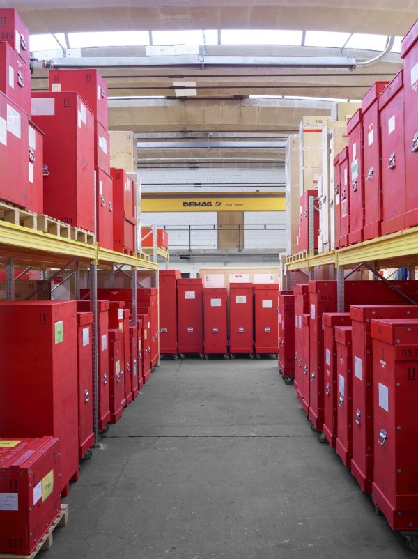 3_Candida-Hoefer_Kistenlager-Schaan_2021-600x802