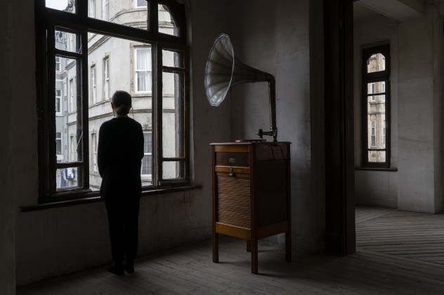 Kalbim-Ayna-Gibi-Boş-İstanbul-Bölümü-2021-installazione-ambientale-site-specific.-Courtesy-Galleria-Lia-Rumma-Milano_Napoli